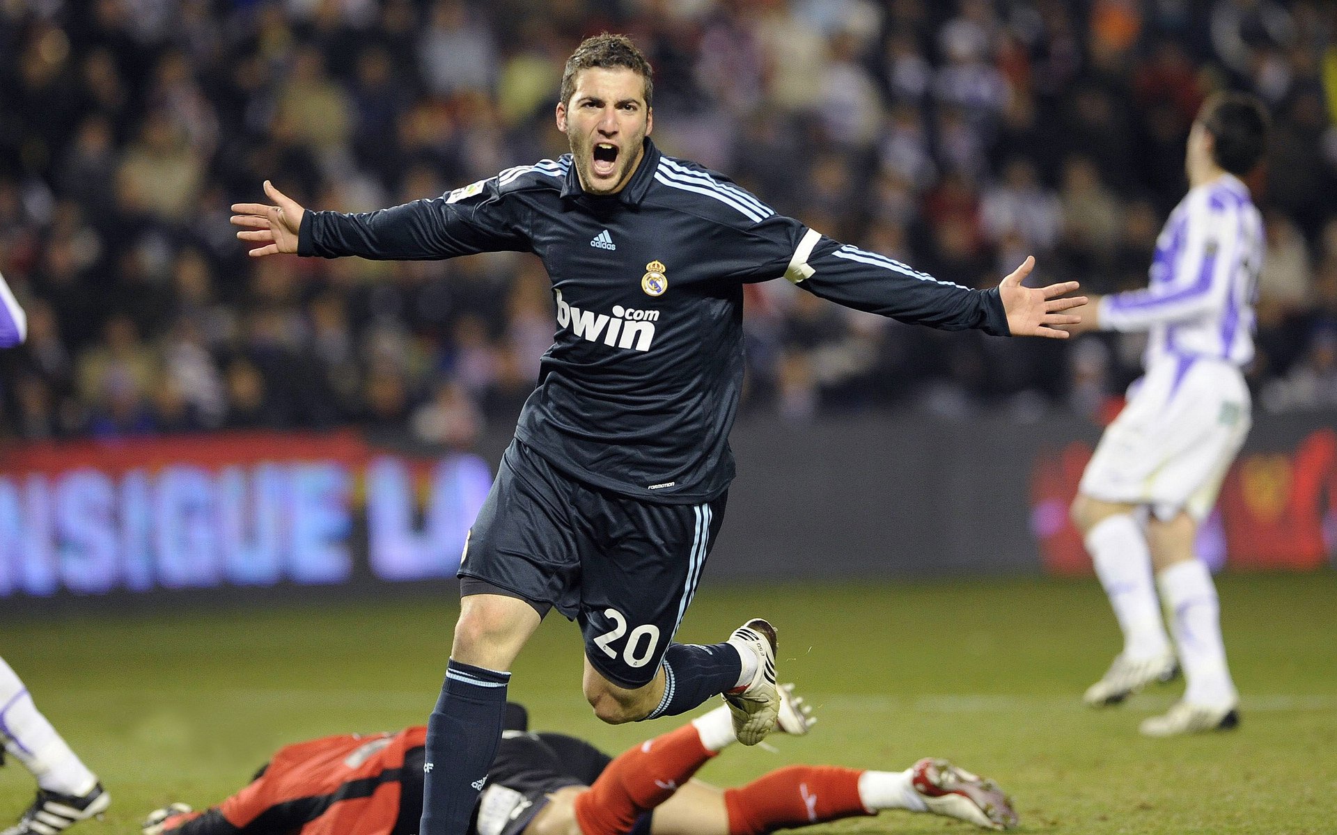 格里马尔多任意球闪耀德甲，巴萨遗珠去向引英超关注，巴萨买格里兹曼花了多少钱